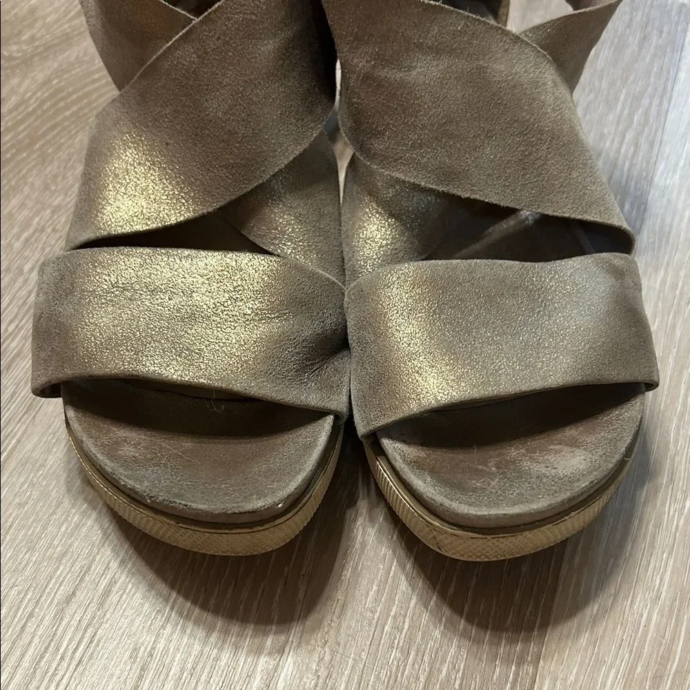 Eileen Fisher Crisscross Strappy Metallic Wedge Sandals sz 8
